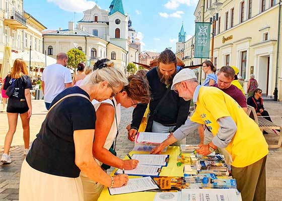 Image for article Pologne : Présenter le Falun Dafa à Lublin et sensibiliser le public à la persécution en Chine