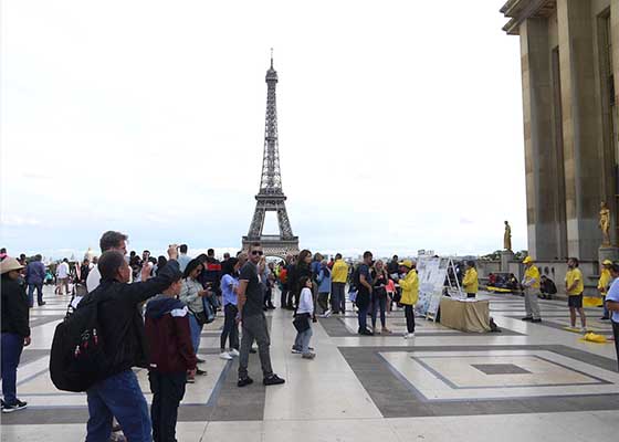 Image for article Parvis des droits de l’homme à Paris : « Nous assimiler à Authenticité, Bienveillance, Tolérance justifierait le fait d’être venus dans ce monde »