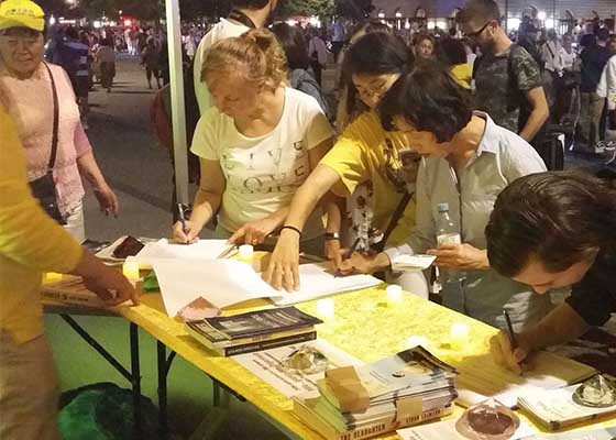 Image for article Les pratiquants de Falun Gong présentent la pratique sur un site historique de Berlin