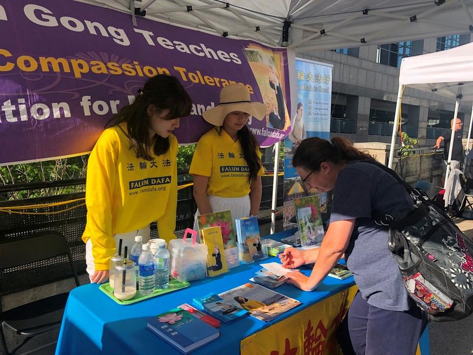 Image for article Toronto, Canada : Les gens s'informent sur le Falun Gong au festival coréen des récoltes