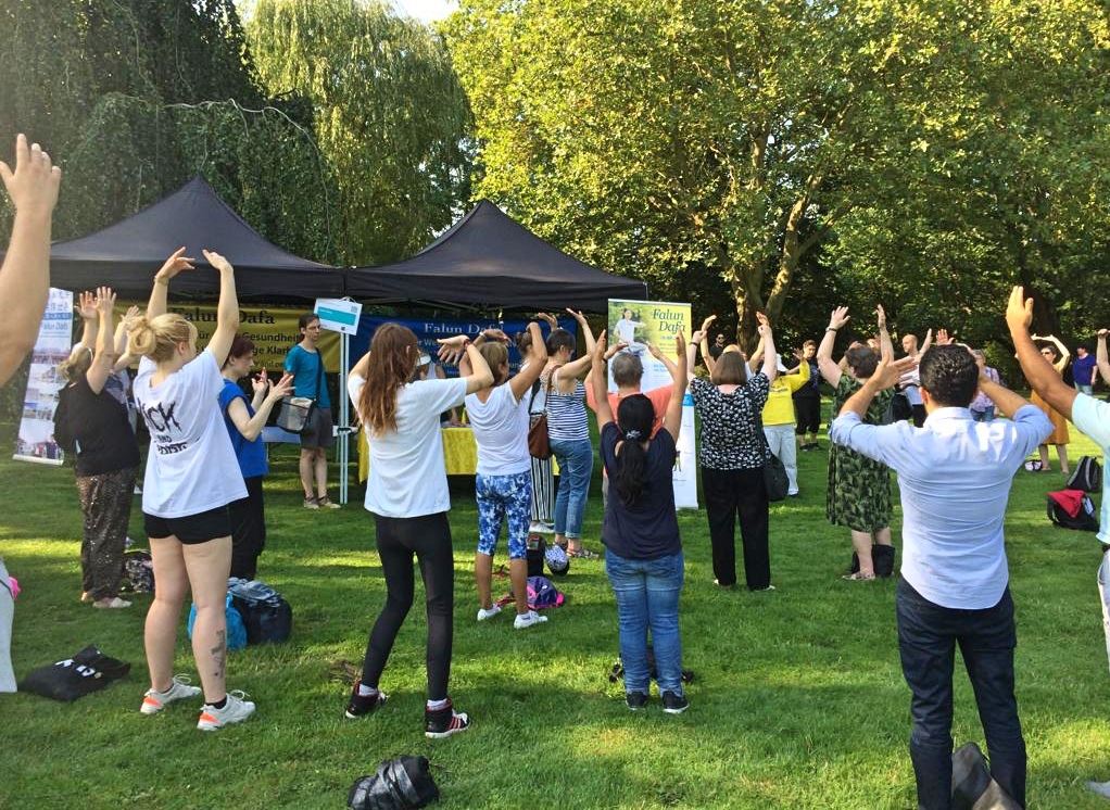Image for article Allemagne : Le Falun Dafa très apprécié à la Journée de la santé de la ville d’Essen