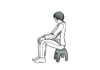 Image for article M<sup>me</sup> Liu Zhongmin contrainte de s'asseoir sur un petit tabouret en prison