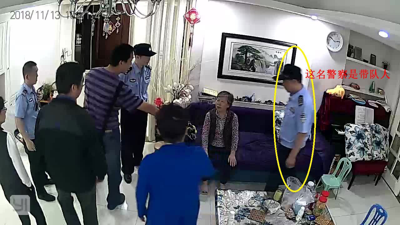 Image for article Nouvelles tardives : Une femme aveugle harcelée par la police