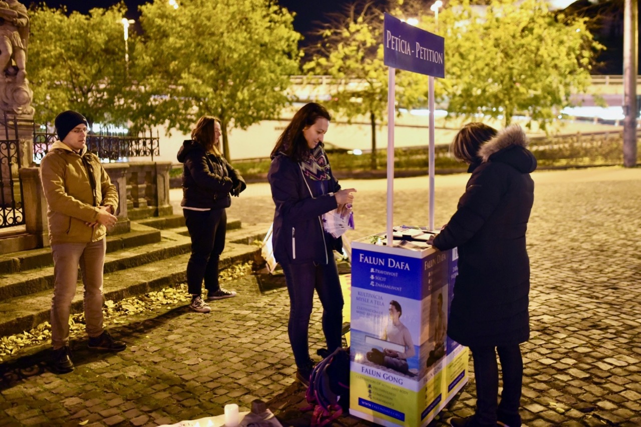 Image for article Appeler à mettre fin à la persécution du Falun Gong lors de l’anniversaire de la révolution de Velours à Bratislava