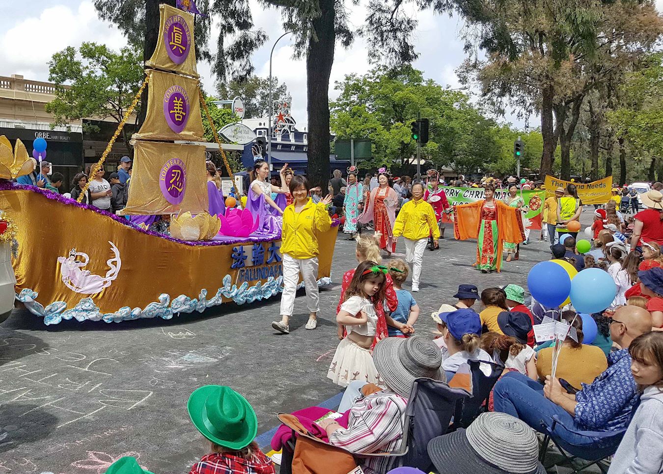 Image for article Australie : Les pratiquants de Falun Dafa sont bienvenus lors des défilés de Noël à Adélaïde