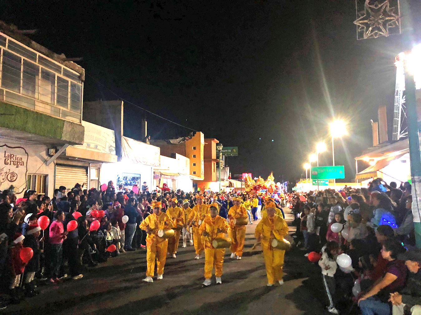 Image for article Mexique : Les pratiquants de Falun Gong participent à un défilé de Noël