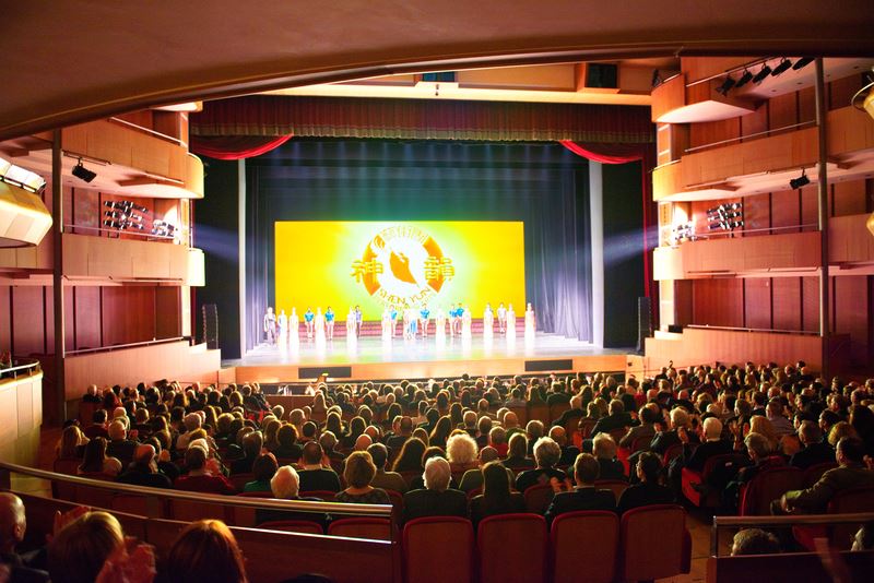 Image for article Les spectateurs de quatre nations émus par la grâce et la pureté de Shen Yun