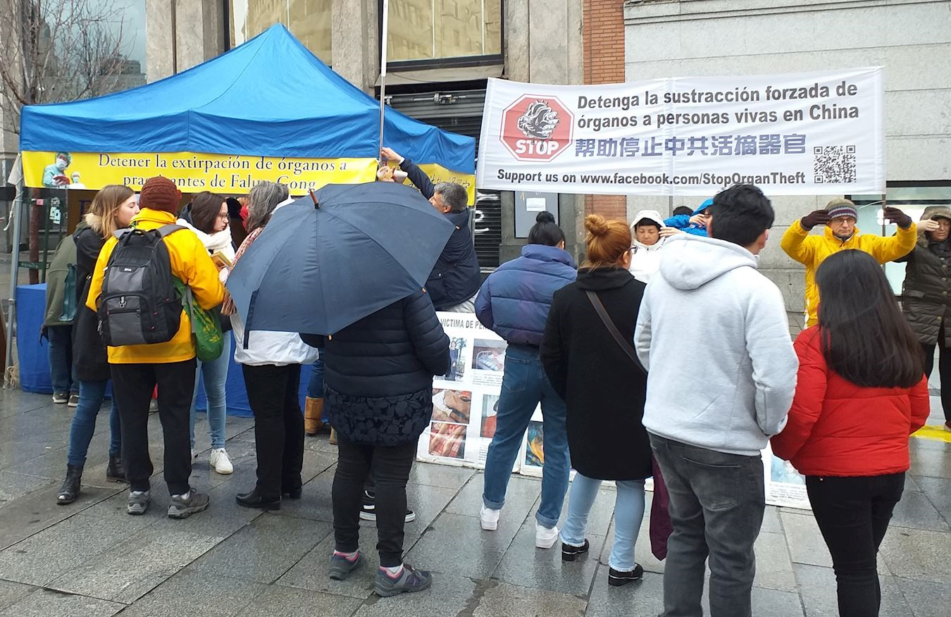 Image for article Les pratiquants d’Espagne recueillent des signatures et dénoncent la persécution sur la place del Callao à Madrid