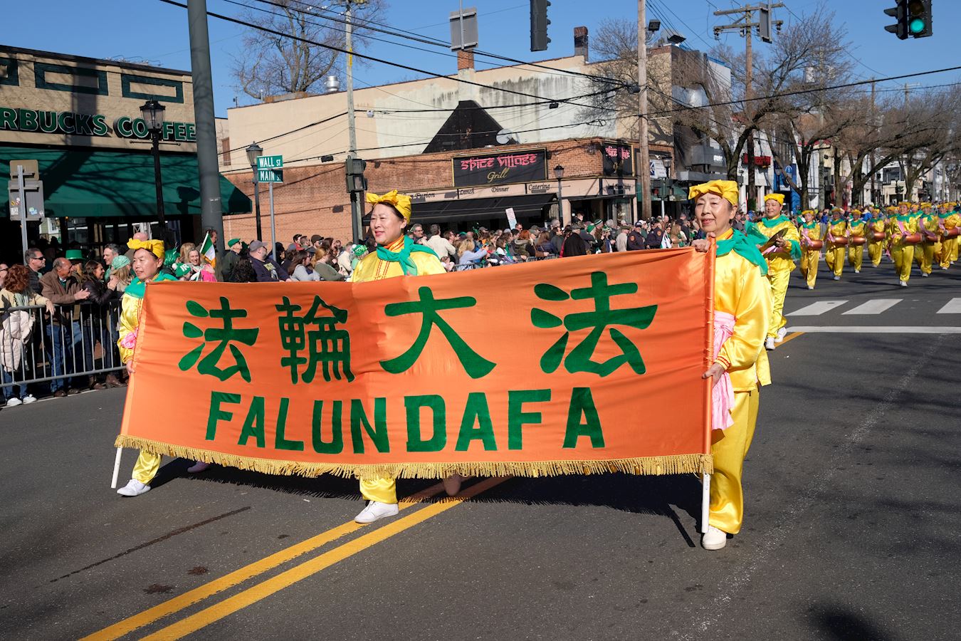Image for article Les groupes des tambourins de ceinture des pratiquants de Falun Dafa appréciés lors des défilés du jour de la Saint-Patrick