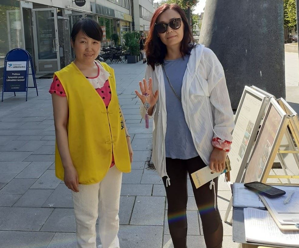 Image for article Hämeenlinna, Finlande : Présentation du Falun Gong au public