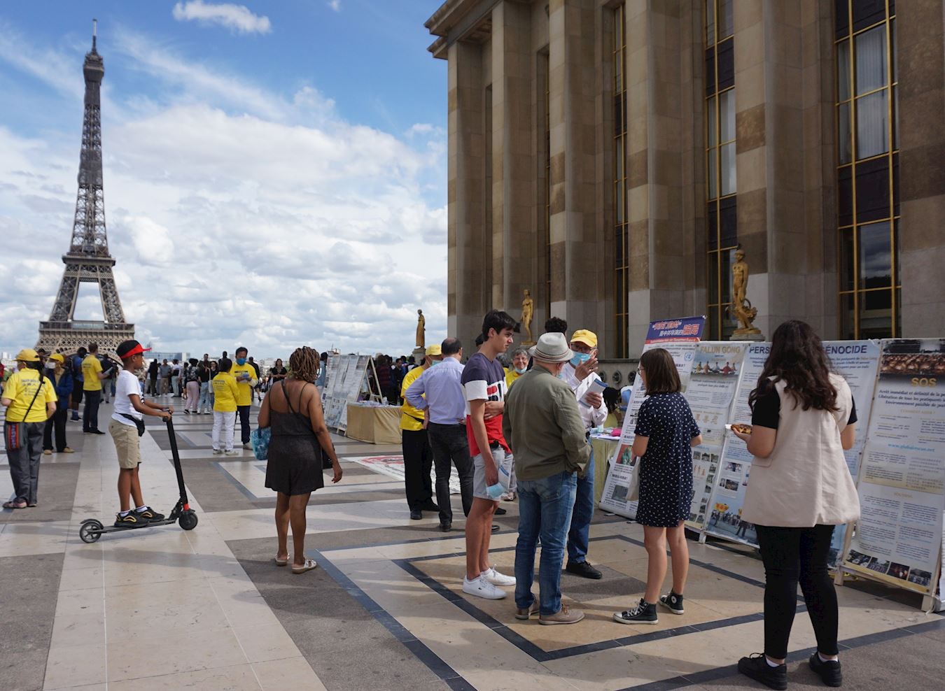 Image for article Paris : Les activités de sensibilisation à propos du Falun Gong et de la persécution en Chine reprennent sur le parvis des droits de l'homme