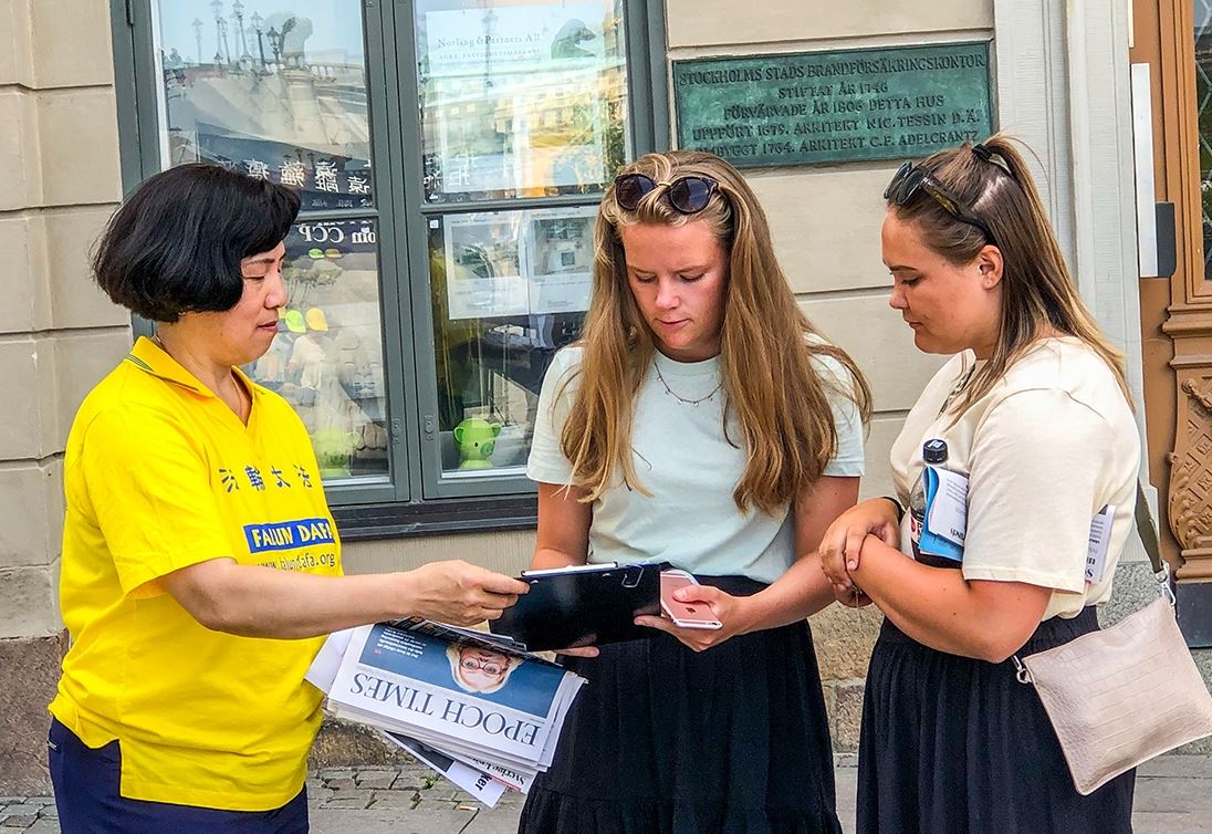 Image for article Réactions suscitées par la persécution du Falun Gong en Chine, place Mynttorget, à Stockholm