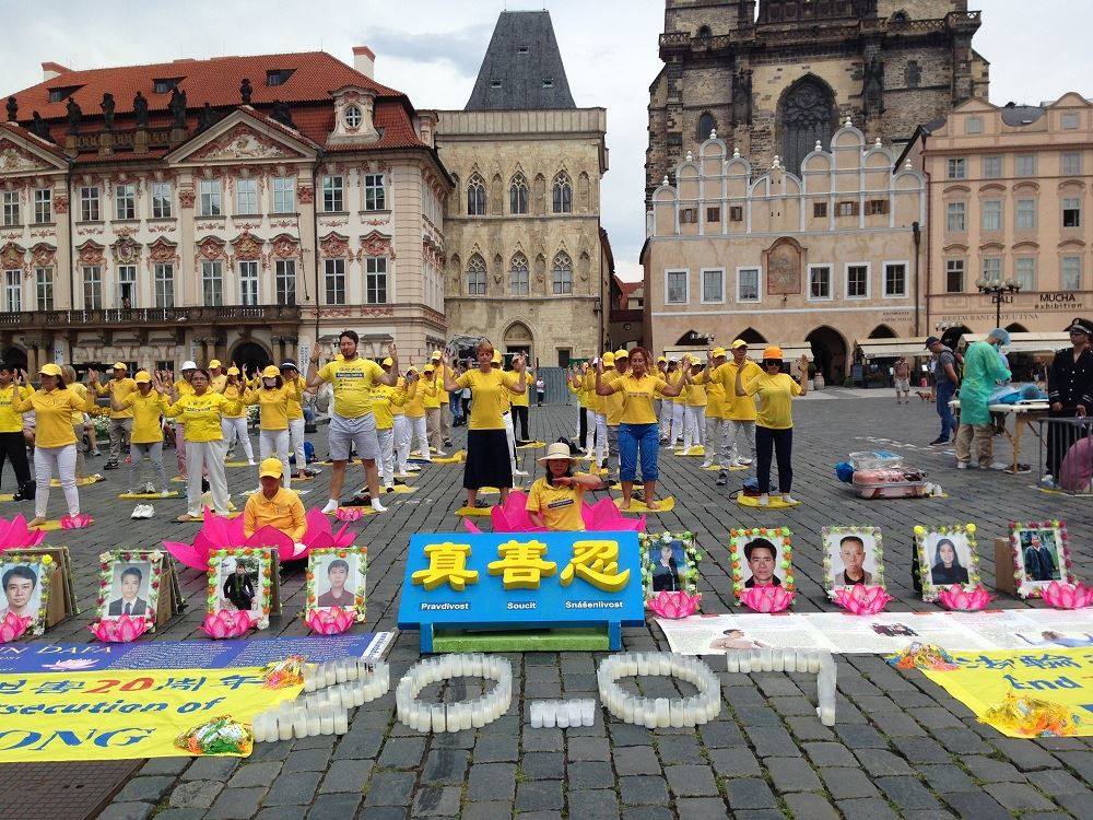 Image for article République tchèque et Slovaquie : Rassemblements et pétitions sensibilisent sur les 21 ans de persécution du Falun Gong par le régime chinois