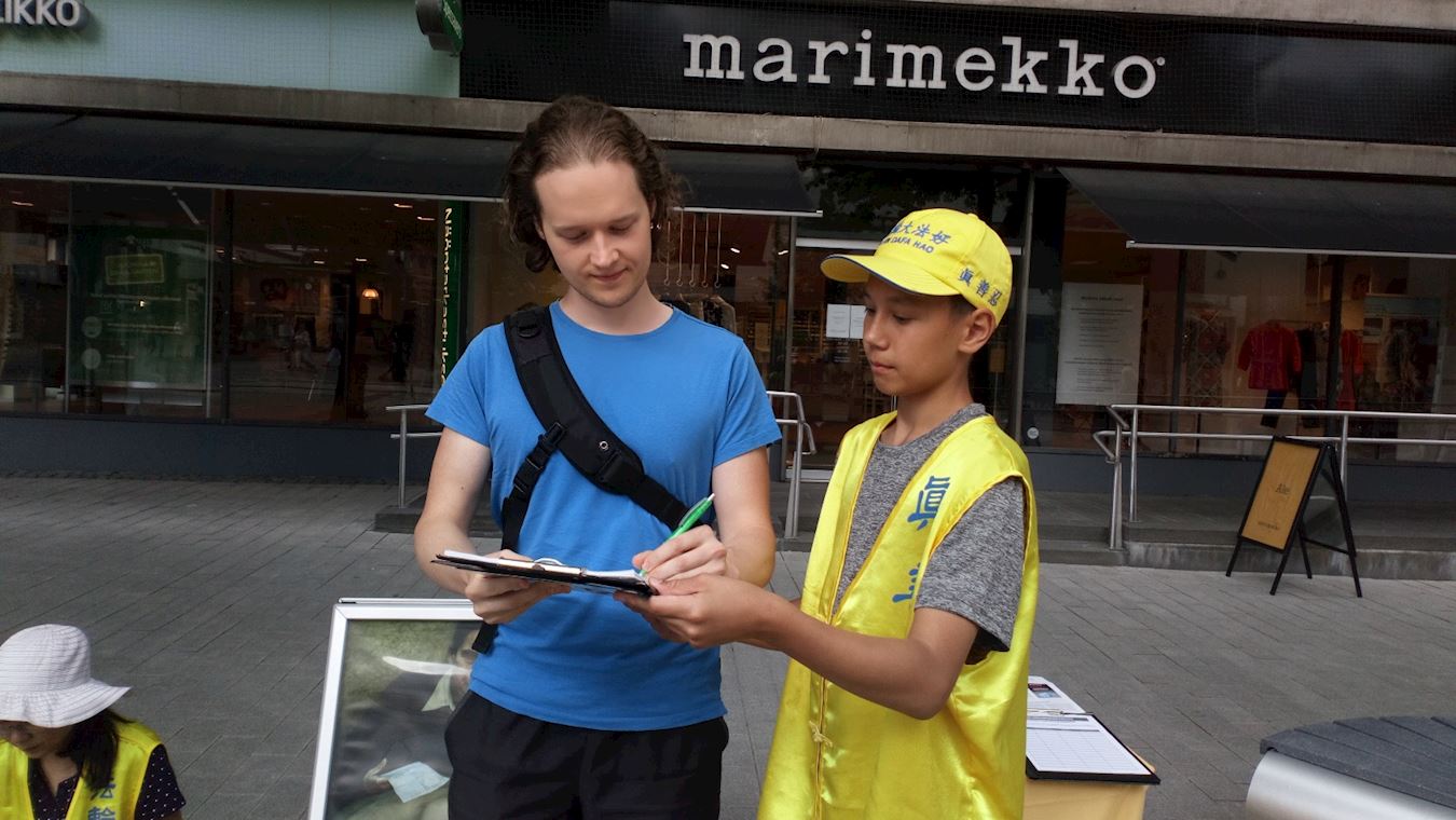 Image for article Les gens en Finlande encouragent les pratiquants lors des activités commémorant les 21 ans de résistance pacifique à la persécution du PCC