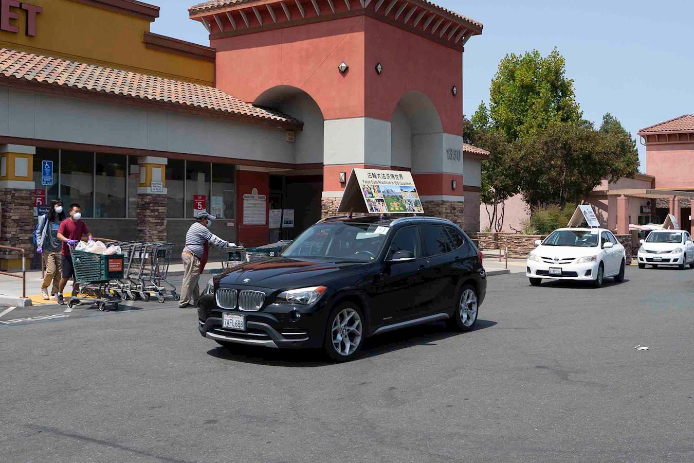 Image for article San Francisco : Un défilé de voitures aide les gens à en apprendre davantage sur le Falun Dafa et à démissionner du PCC