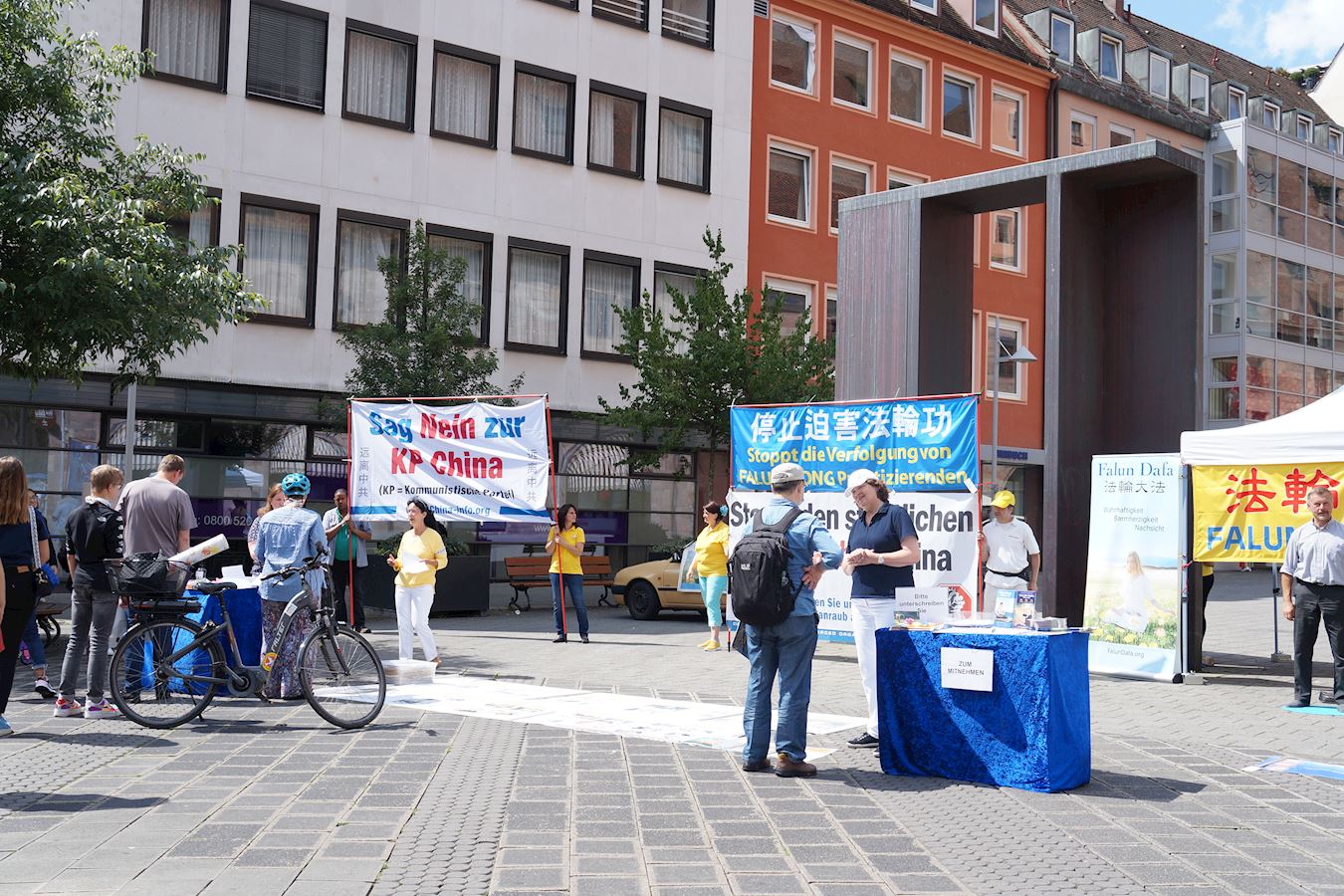 Image for article Nuremberg, Allemagne : Un homme âgé s'incline devant les pratiquants en signe de respect