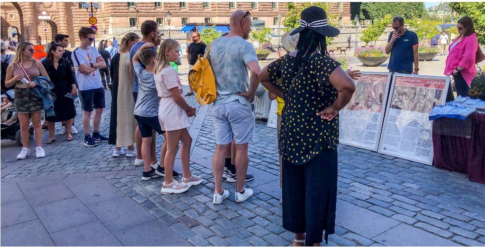 Image for article Le public à Stockholm touché par la résistance pacifique des pratiquants contre la persécution du PCC