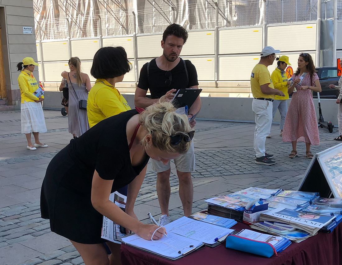 Image for article Stockholm, Suède : Les pratiquants de Falun Dafa sensibilisent à la persécution