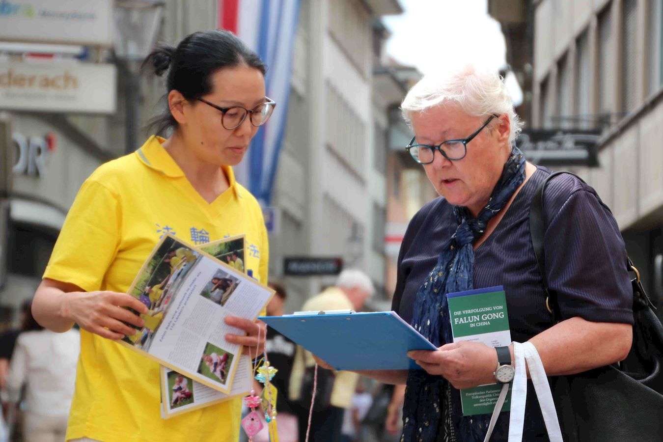 Image for article Suisse : Les activités des pratiquants à Lucerne sensibilisent les gens à propos de la persécution en cours