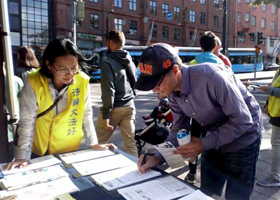 Image for article Finlande : Les gens encouragent les pratiquants de Falun Dafa à continuer à résister à la persécution
