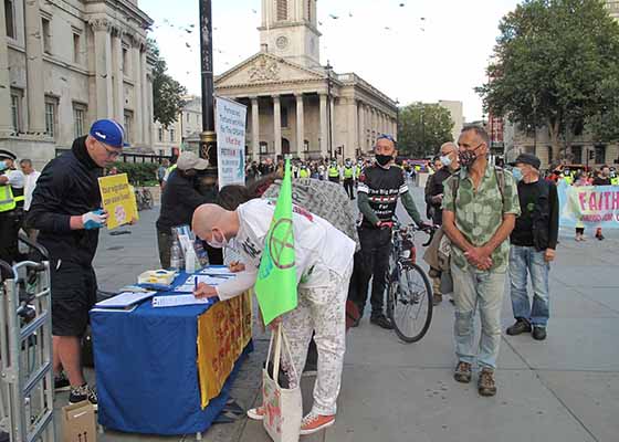 Image for article Une étudiante renonce à son adhésion au Parti communiste chinois lors d'une activité du Falun Gong à Londres