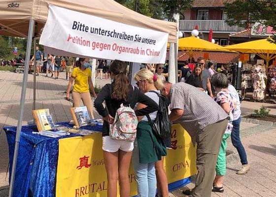 Image for article Les touristes au Lac Titisee signent pour mettre fin au crime des prélèvements forcés d'organes en Chine