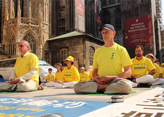 Image for article Autriche : Condamnations des crimes du PCC lors d'activités de sensibilisation de la population à la persécution à Vienne