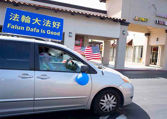 Image for article Newark, Californie : Les habitants font l'éloge de la caravane de voitures