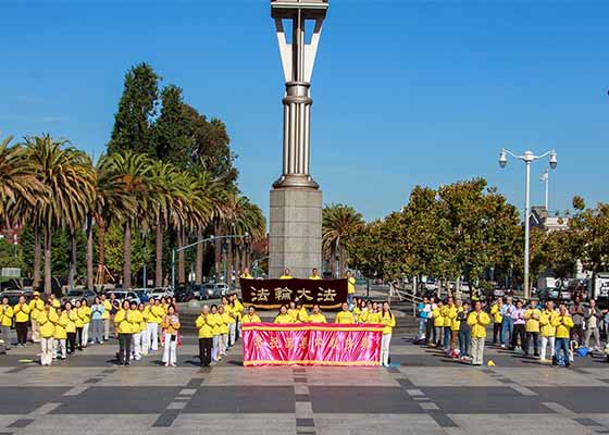 Image for article San Francisco : Des pratiquants partagent la beauté de Dafa avec les gens et expriment leur gratitude à Maître Li pendant les célébrations de la fête de la Mi-Automne