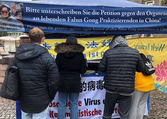 Image for article Les habitants de Wuppertal, ville natale de Engels, condamnent la persécution