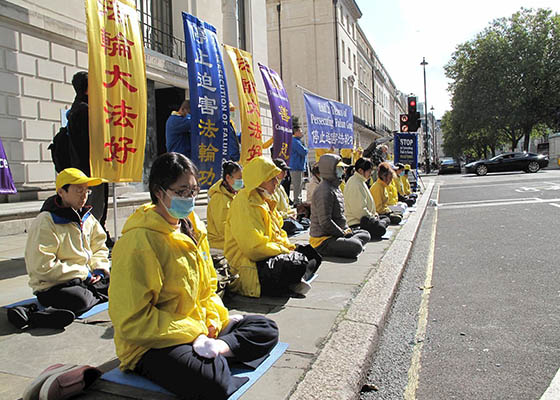 Image for article Londres, Royaume-Uni : Le public soutient les efforts des pratiquants pour dénoncer la persécution