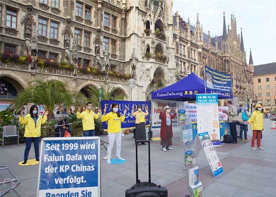 Image for article Auckland, Nouvelle-Zélande : Une caravane de voitures appelle les gens à démissionner du PCC