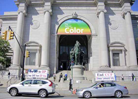 Image for article Une caravane d'automobiles parcourt New York afin de sensibiliser largement à la menace que le communisme fait peser sur l'humanité