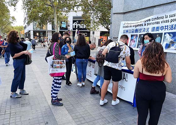 Image for article Barcelone, Espagne : Malgré la pandémie, les pratiquants continuent de sensibiliser le public au Falun Dafa et à la persécution en Chine