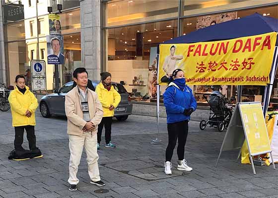 Image for article Un stand d’information attire l’attention des passants à Stuttgart en plein contexte pandémique