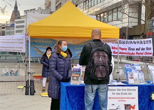 Image for article Des gens en Allemagne condamnent la persécution et signent des pétitions pour en finir avec le PCC