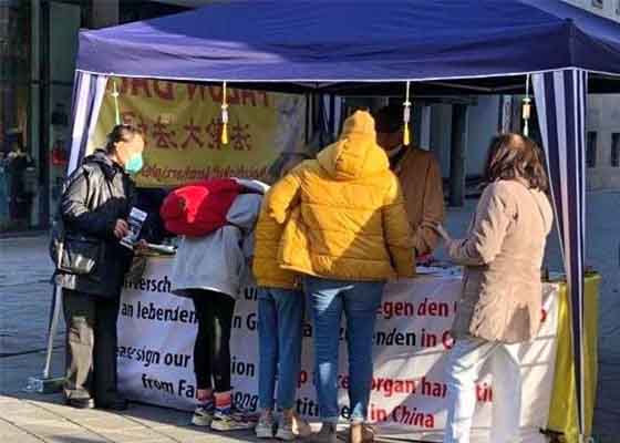 Image for article Stuttgart, Allemagne : Le public réclame la fin du PCC et des prélèvements forcés d'organes lors d’une activité de sensibilisation