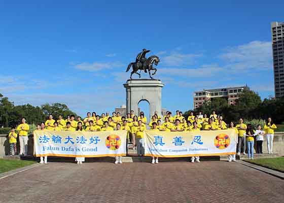 Image for article Les pratiquants de Falun Gong de Houston remercient le Maître à l'occasion de Thanksgiving