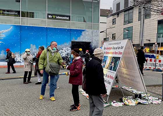 Image for article Les pratiquants à Berlin exposent la persécution du PCC