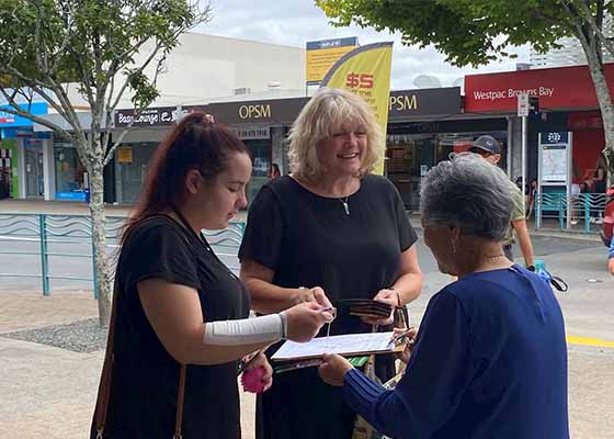 Image for article Nouvelle-Zélande : Les habitants signent pour condamner le PCC lors d'une caravane de voitures à Auckland