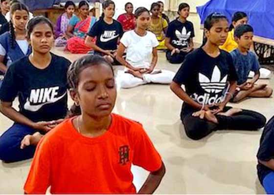 Image for article Inde : Des pratiquantes tiennent un atelier de Falun Dafa dans un orphelinat de Karaikal