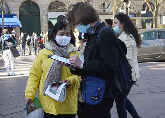 Image for article France : Les pratiquants sensibilisent les Parisiens au Falun Dafa tout en apportant de l'espoir aux habitants du quartier
