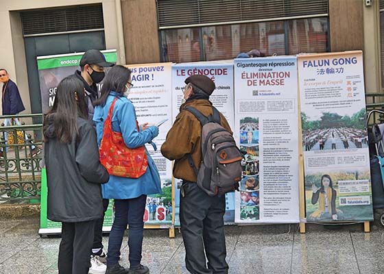 Image for article Des Parisiens condamnent les violations des droits de l'homme en Chine et réclament la fin de la persécution du Falun Gong