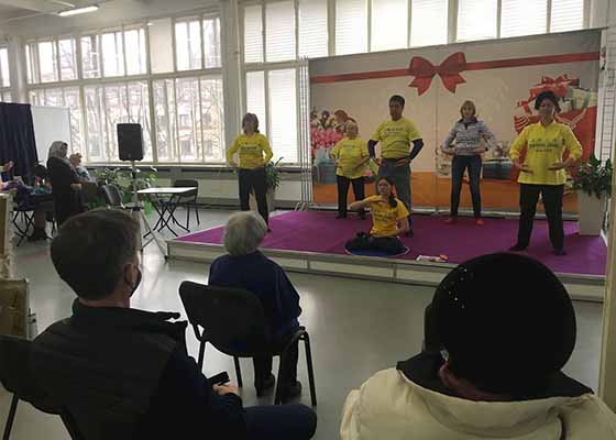 Image for article Présenter le Falun Dafa à un salon sur le thème de la santé à Saint-Pétersbourg, en Russie