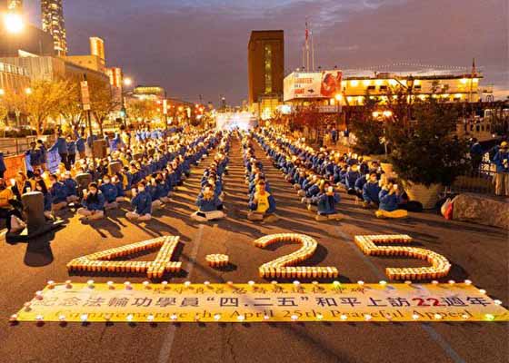 Image for article New York : Les pratiquants organisent une veillée aux chandelles pour commémorer le 22<SUP>e</SUP> anniversaire de l'Appel pacifique du 25 avril