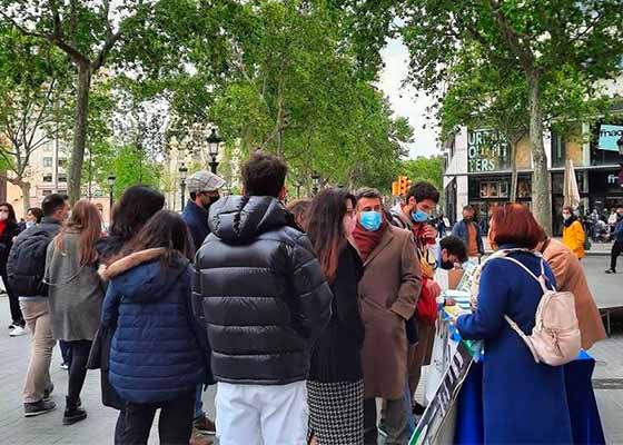 Image for article Les pratiquants de Falun Dafa de Barcelone continuent de sensibiliser à propos de la persécution en Chine