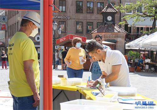 Image for article Présenter la discipline spirituelle et dénoncer sa persécution par le régime communiste chinois dans la ville de Nuremberg