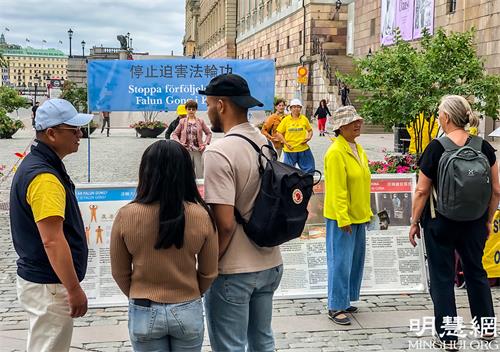 Image for article Entendu à Stockholm pendant la fête de la Saint-Jean : « Vous nous laissez voir la lumière au bout du tunnel »