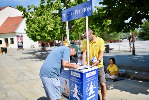 Image for article Slovaquie : Les gens manifestent leur soutien au Falun Gong à Nitra