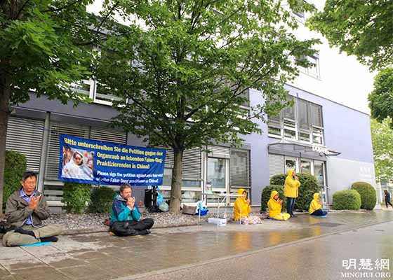 Image for article Une manifestation au consulat chinois, à Munich, dénonce la persécution par le Parti communiste chinois qui continue, et en réclame la fin